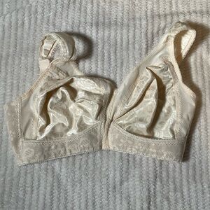 Playtex Cream Lace Women's Bra